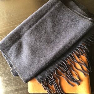NWOT Saks Fifth Avenue 100 cashmere scarf w fringe navy blue 12x64”